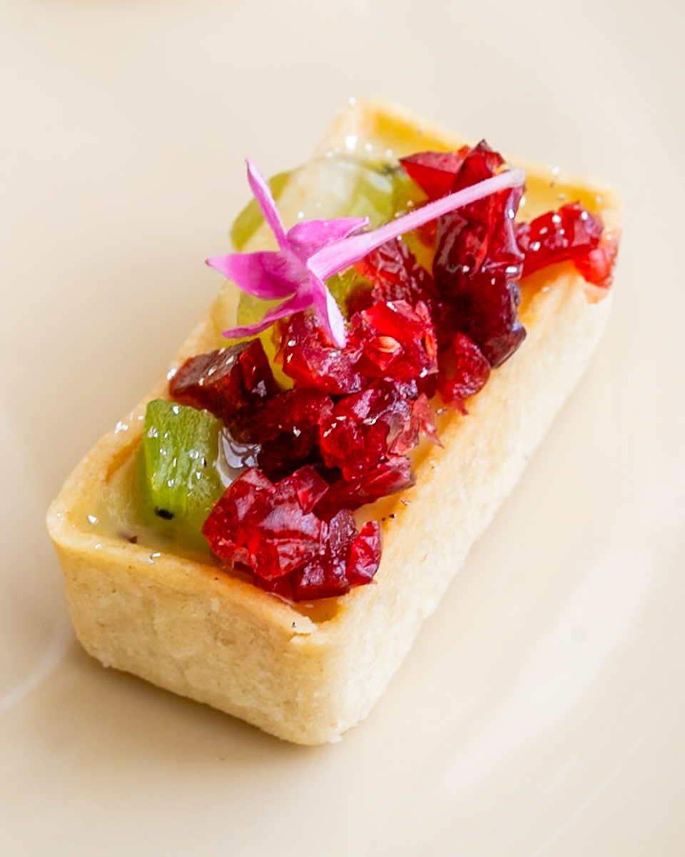 キウイとクランベリーのタルトレット イベリコチョリソーのアクセント