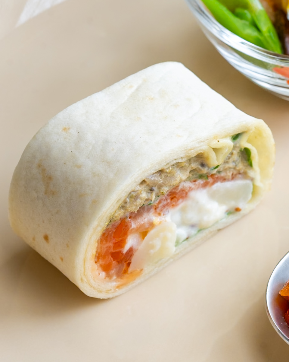 ツナとスモークサーモンのトルティーヤロール