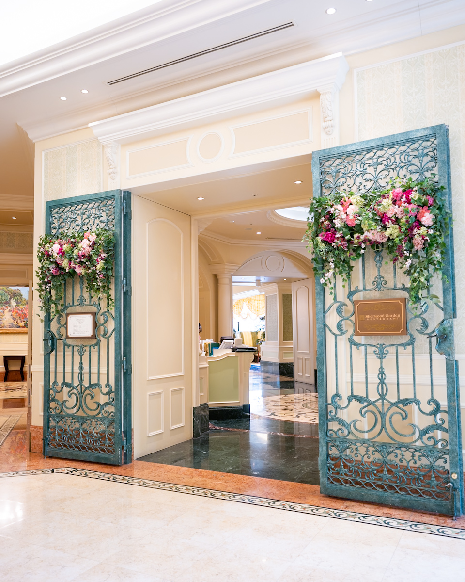 東京ディズニーランドホテル「シャーウッドガーデン・レストラン」ディズニー・パルパルーザ”ヴァネロペのスウィーツ・ポップ・ワールド”スペシャルブッフェ　レストラン外観