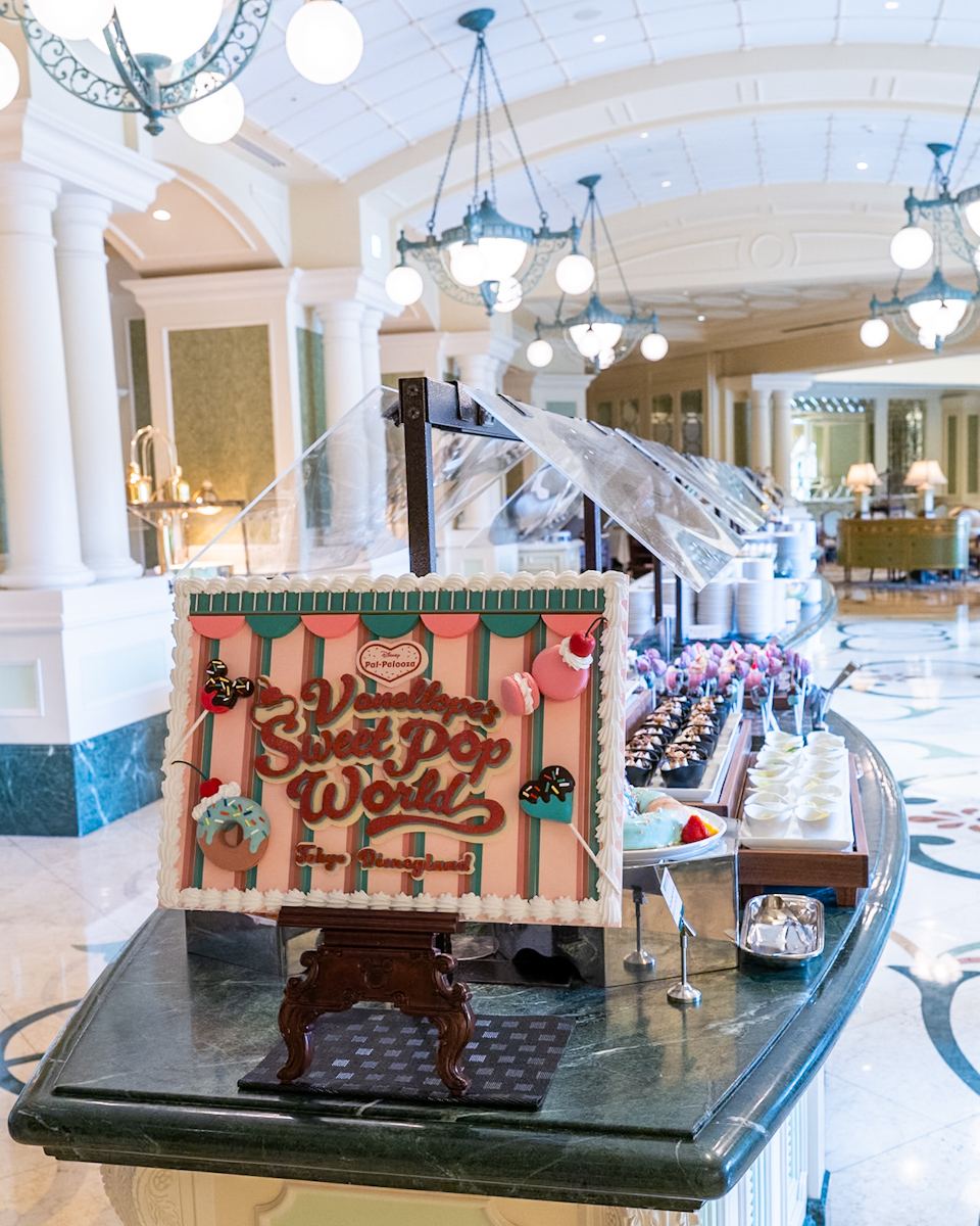 東京ディズニーランドホテル「シャーウッドガーデン・レストラン」ディズニー・パルパルーザ”ヴァネロペのスウィーツ・ポップ・ワールド”スペシャルブッフェ　デコレーション