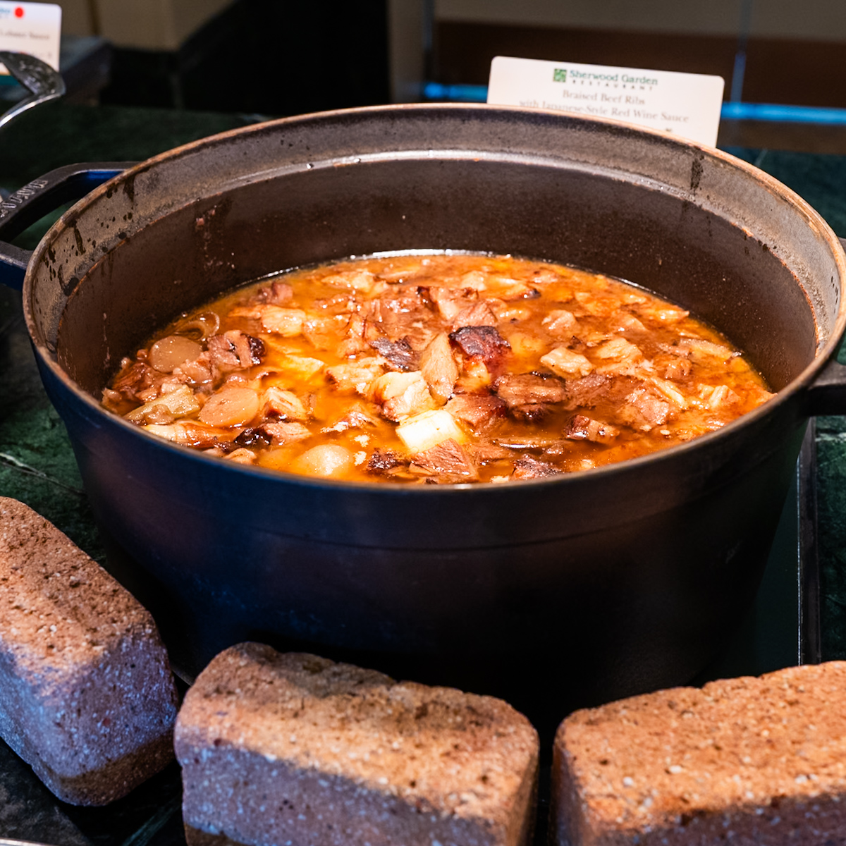 牛バラ肉の和風赤ワイン煮