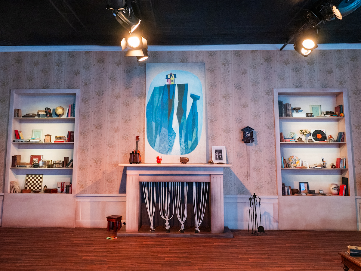 『カールじいさんと空飛ぶ家』リビング　暖炉　棚