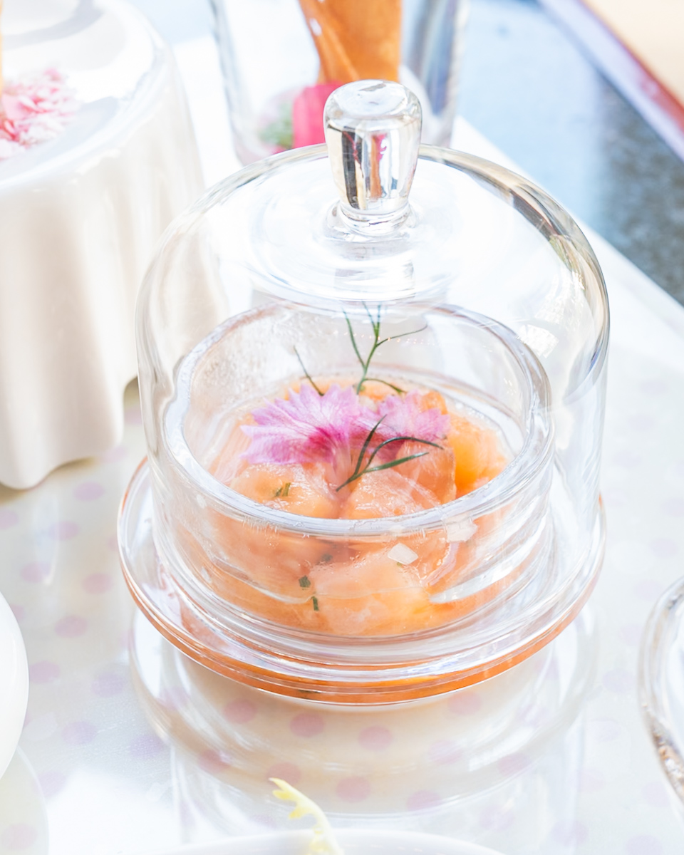 スモークサーモンのタルタル　ピンクグレープフルーツソース