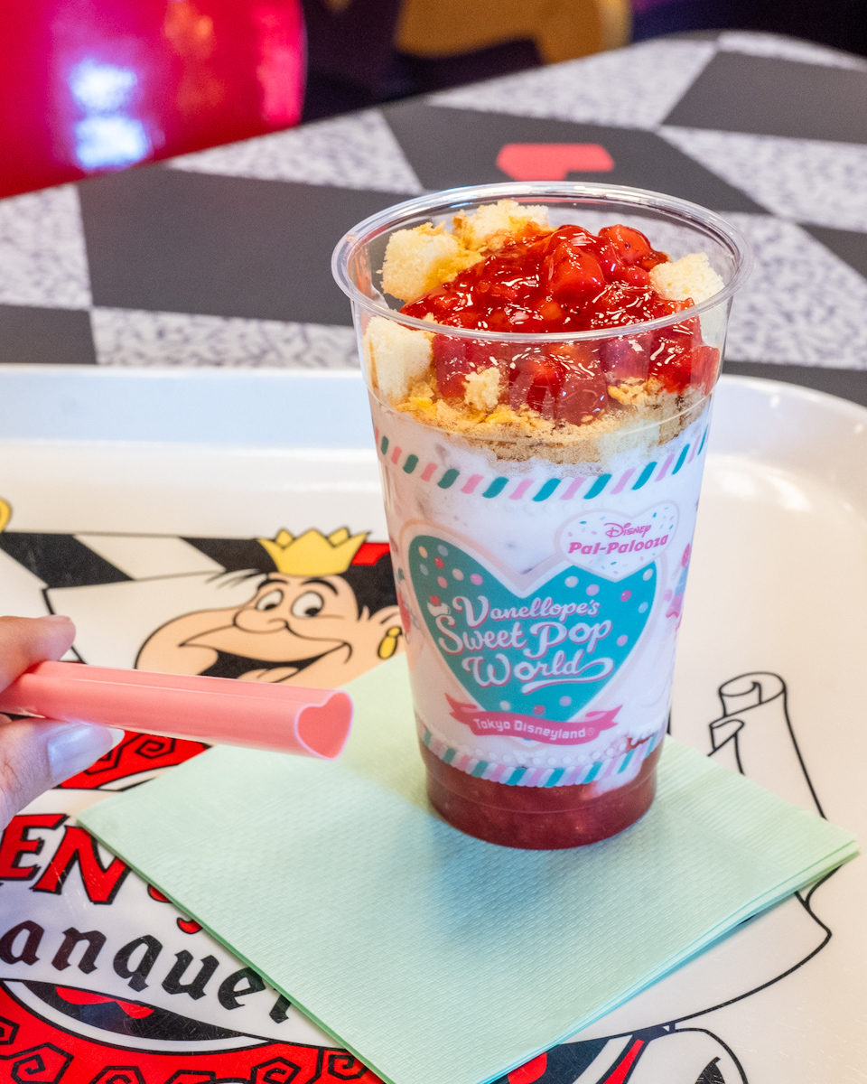 東京ディズニーランド「クイーン・オブ・ハートのバンケットホール」ディズニー・パルパルーザ“ヴァネロペのスウィーツ・ポップ・ワールド”ケーキドリンク（ストロベリー）1