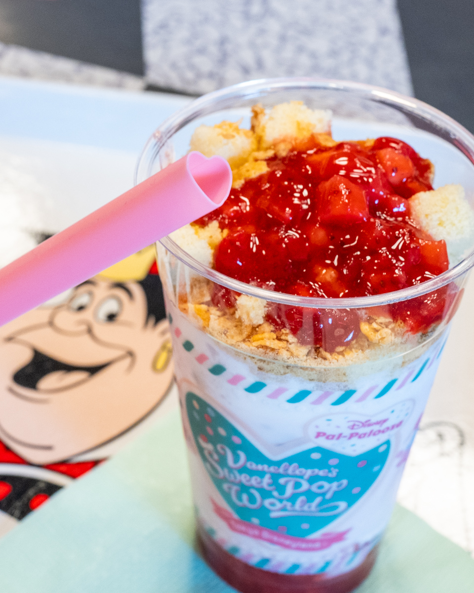 東京ディズニーランド「クイーン・オブ・ハートのバンケットホール」ディズニー・パルパルーザ“ヴァネロペのスウィーツ・ポップ・ワールド”ケーキドリンク（ストロベリー）2