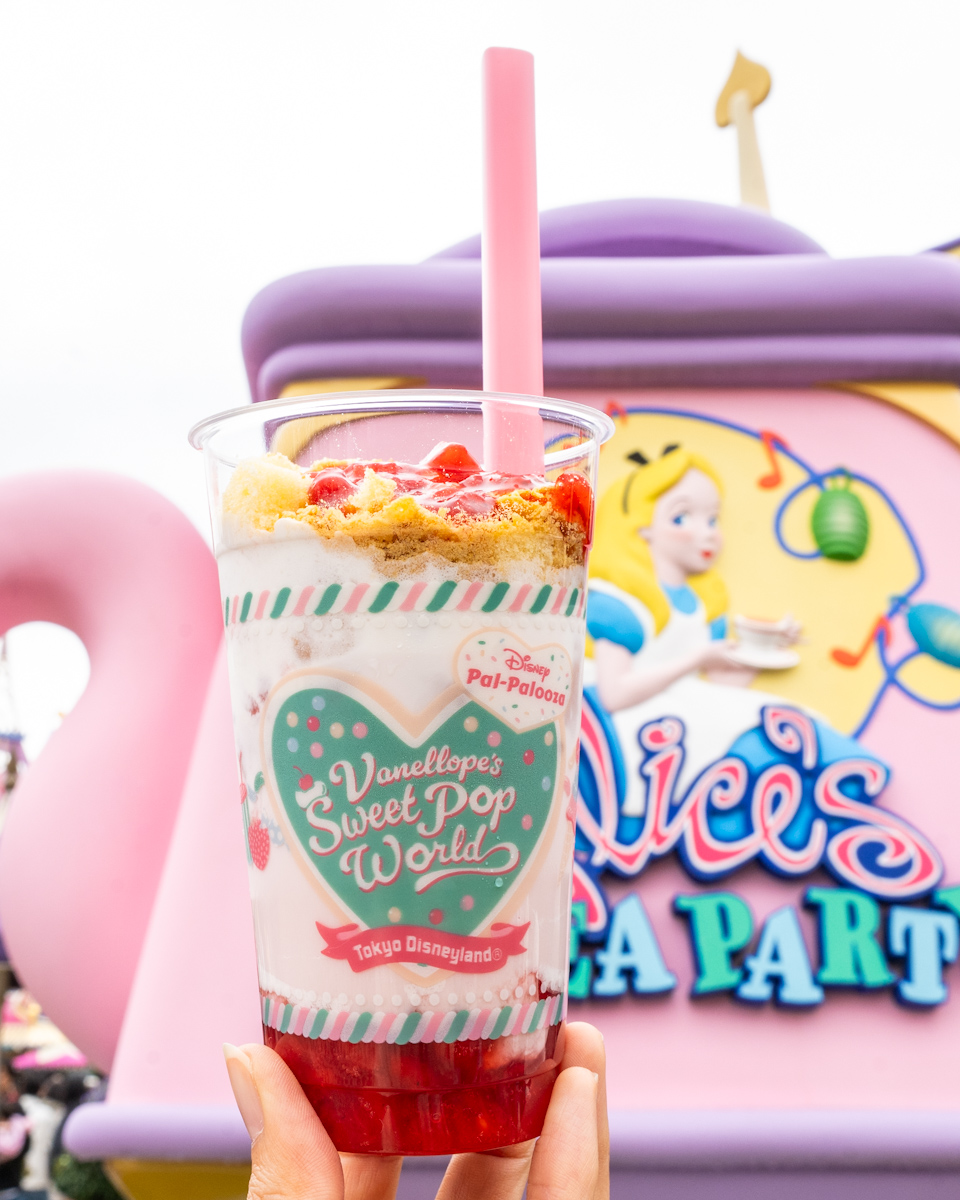 東京ディズニーランド「クイーン・オブ・ハートのバンケットホール」ディズニー・パルパルーザ“ヴァネロペのスウィーツ・ポップ・ワールド”ケーキドリンク（ストロベリー）5