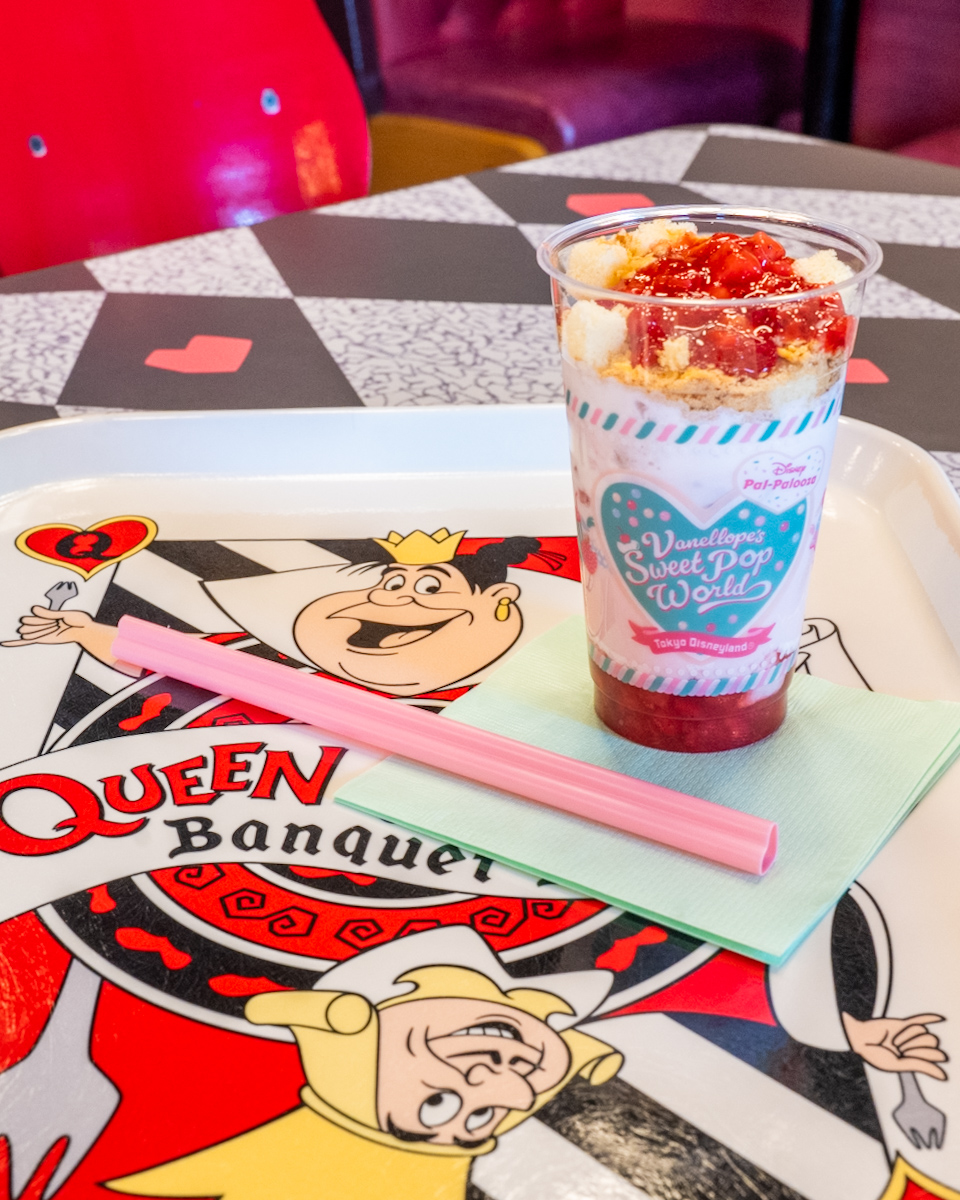 東京ディズニーランド「クイーン・オブ・ハートのバンケットホール」ディズニー・パルパルーザ“ヴァネロペのスウィーツ・ポップ・ワールド”ケーキドリンク（ストロベリー）