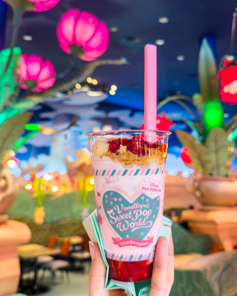 東京ディズニーランド「クイーン・オブ・ハートのバンケットホール」ディズニー・パルパルーザ“ヴァネロペのスウィーツ・ポップ・ワールド”ケーキドリンク（ストロベリー）3