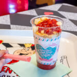 東京ディズニーランド「クイーン・オブ・ハートのバンケットホール」ディズニー・パルパルーザ“ヴァネロペのスウィーツ・ポップ・ワールド”ケーキドリンク（ストロベリー）紹介