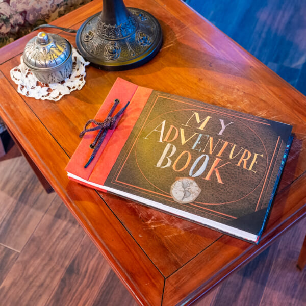 『カールじいさんと空飛ぶ家』リビング　MY ADVENTURE BOOK（私の冒険ブック）