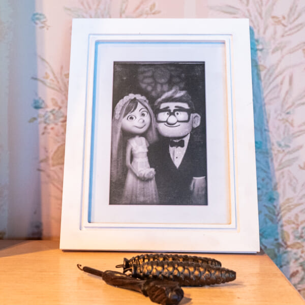 『カールじいさんと空飛ぶ家』リビング　結婚写真