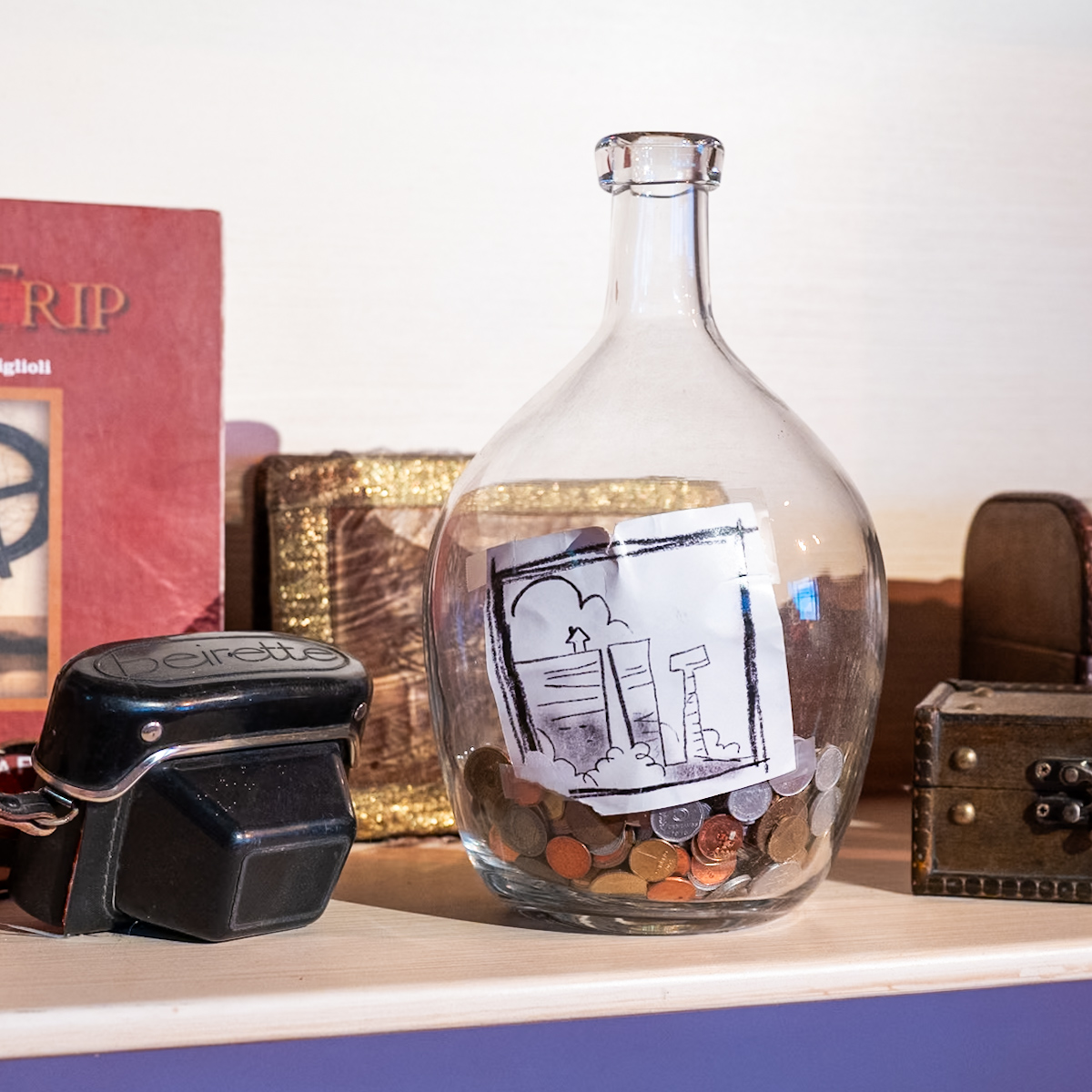 『カールじいさんと空飛ぶ家』リビング　貯金箱