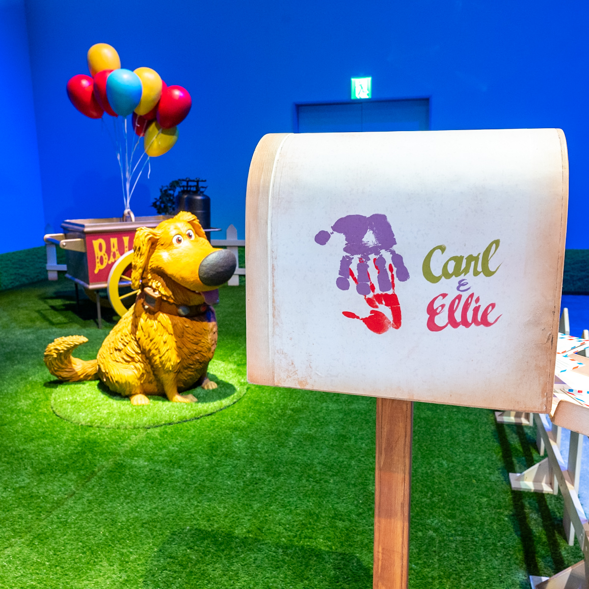 『カールじいさんの空飛ぶ家』郵便受けの手形