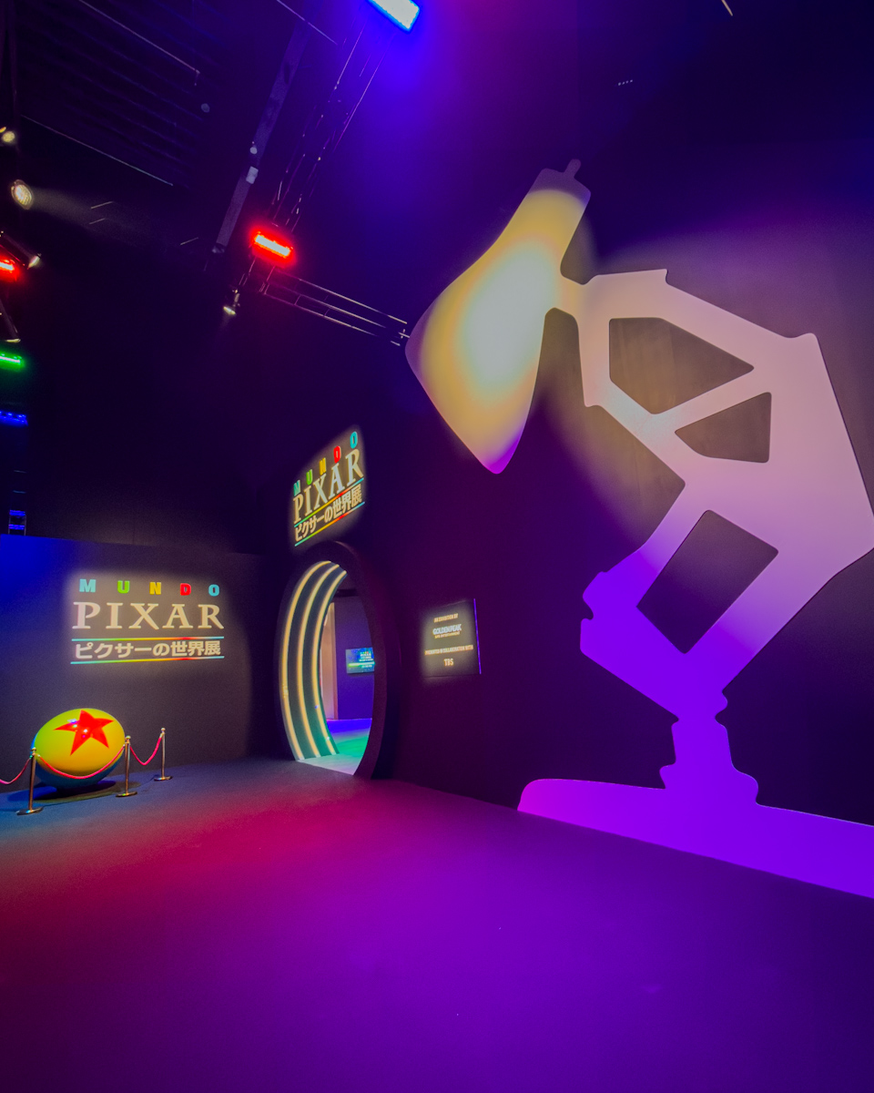 東京・豊洲「CREVIA BASE Tokyo（クレヴィアベース トーキョー）」ディズニー「ピクサーの世界展」あなたが夢見た物語の世界へ　入り口