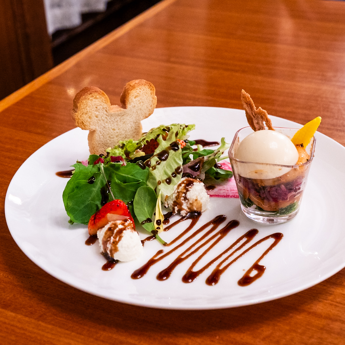 カリフラワームースとストロベリーサラダ、豆乳のパンナコッタとシュリンプのパフェ仕立て