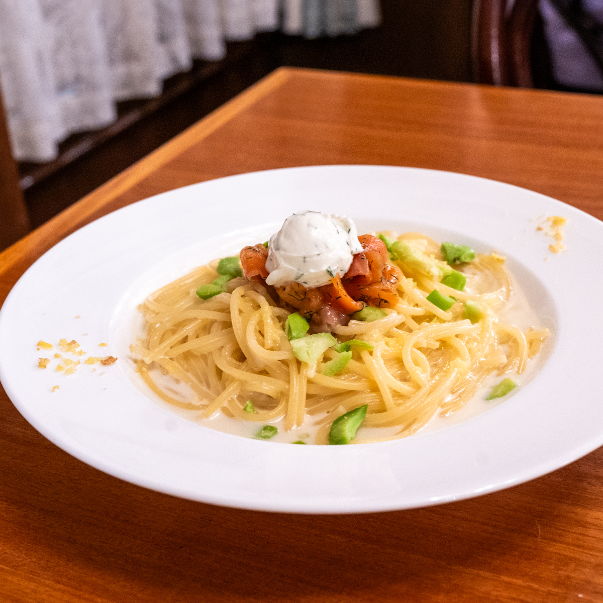 スパゲッティ、サーモントラウトと空豆のレモンクリームソース　マスカルポーネ添え