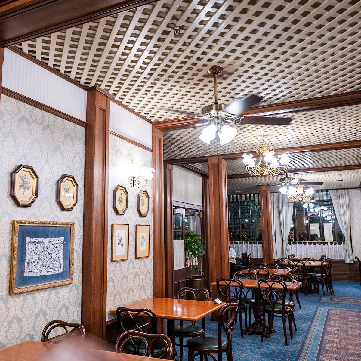 東京ディズニーランド／ワールドバザール「イーストサイド・カフェ」　内観