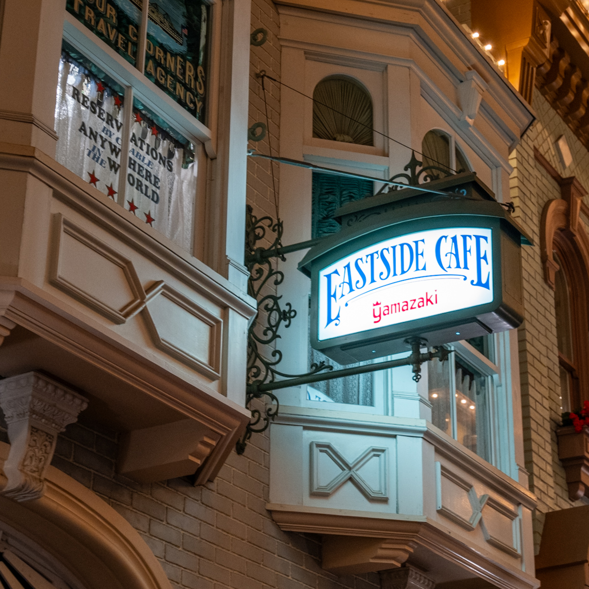 東京ディズニーランド／ワールドバザール「イーストサイド・カフェ」