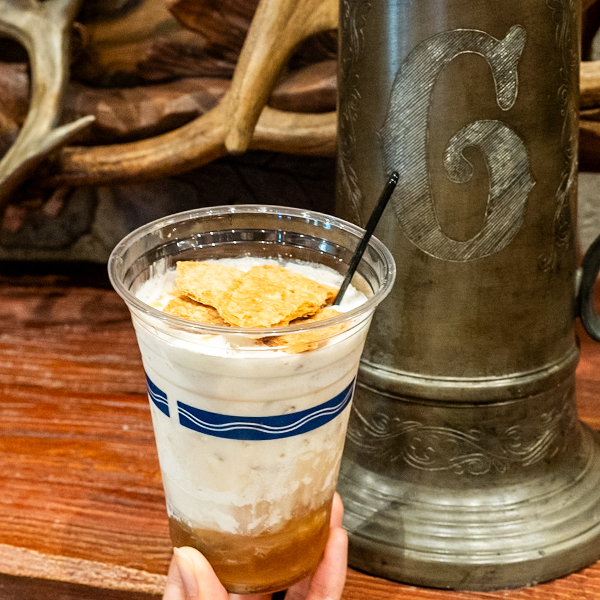 東京ディズニーランド「ラ・タベルヌ・ド・ガストン」ディズニー・パルパルーザ“ヴァネロペのスウィーツ・ポップ・ワールド”スペシャルカクテル(ラム、アップルパイシロップ)1