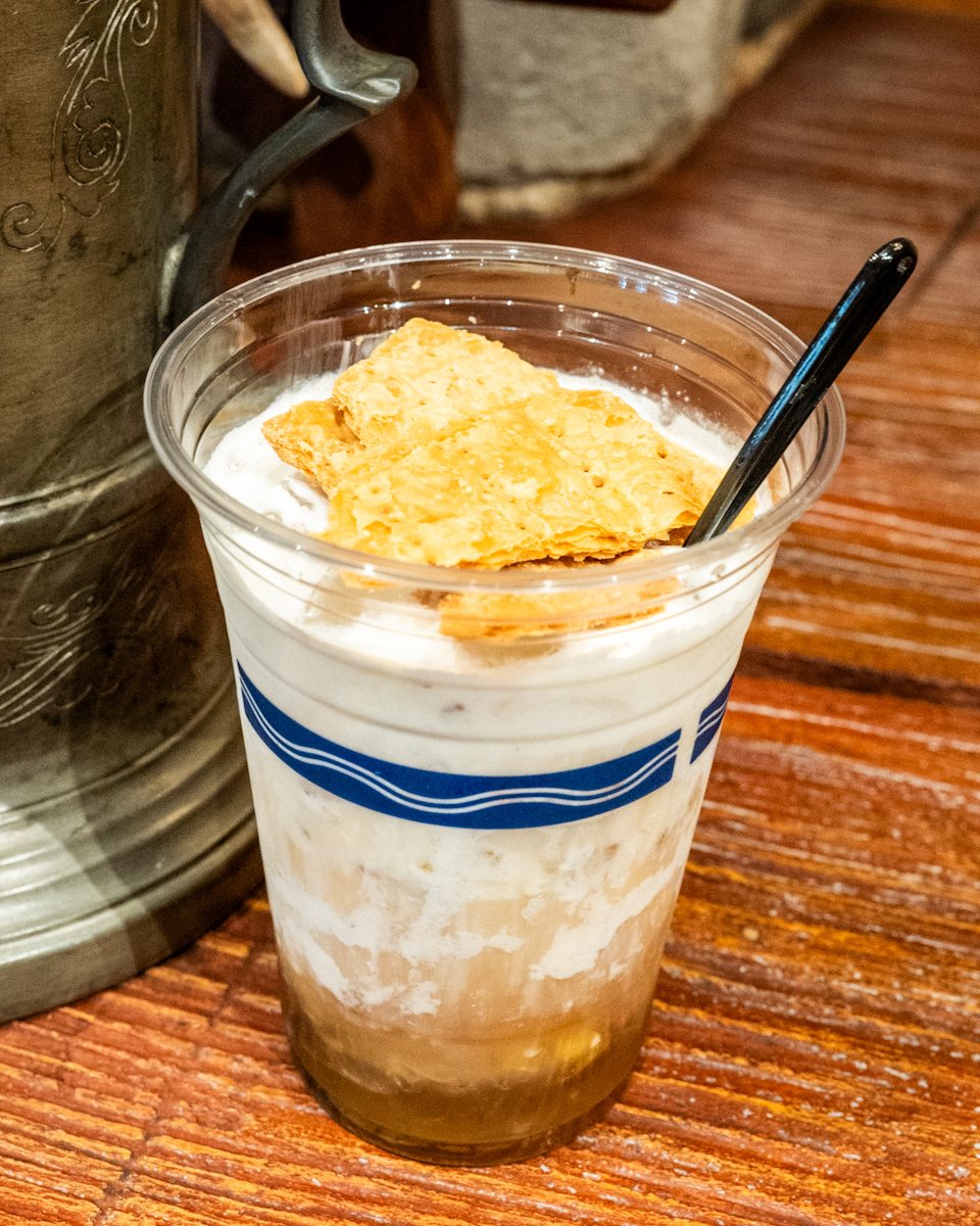 東京ディズニーランド「ラ・タベルヌ・ド・ガストン」ディズニー・パルパルーザ“ヴァネロペのスウィーツ・ポップ・ワールド”スペシャルカクテル(ラム、アップルパイシロップ)2