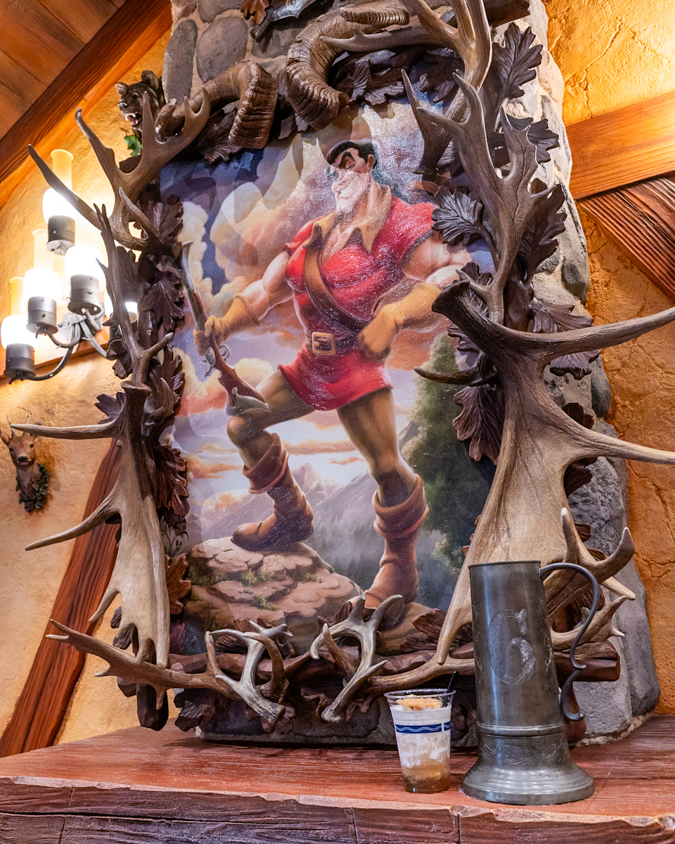 東京ディズニーランド「ラ・タベルヌ・ド・ガストン」ディズニー・パルパルーザ“ヴァネロペのスウィーツ・ポップ・ワールド”スペシャルカクテル(ラム、アップルパイシロップ)3