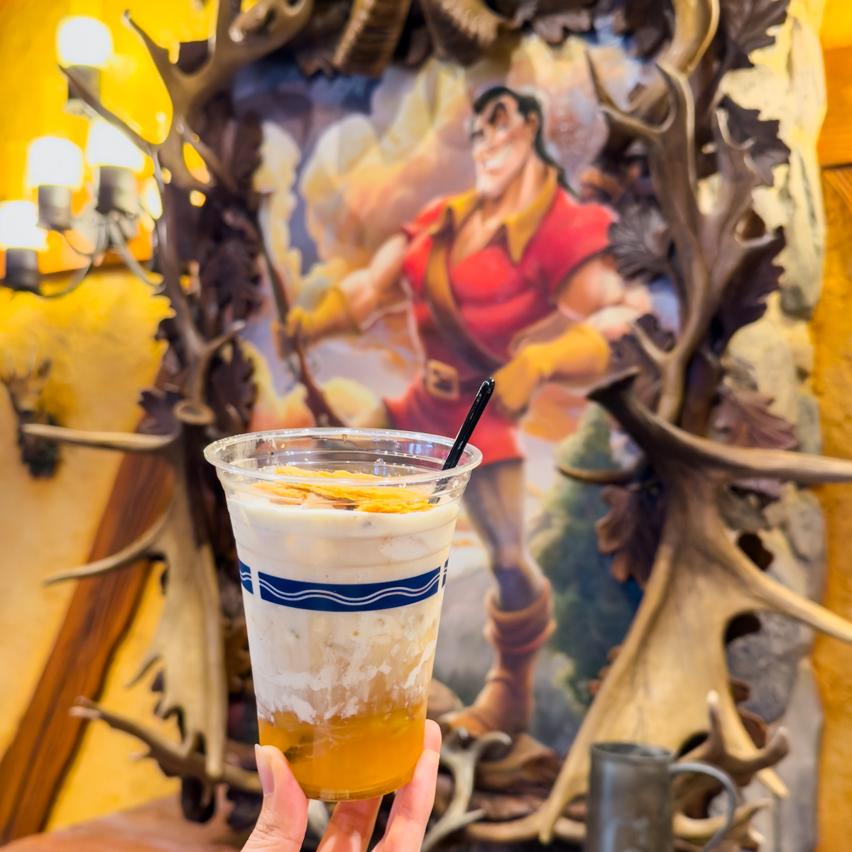 東京ディズニーランド「ラ・タベルヌ・ド・ガストン」ディズニー・パルパルーザ“ヴァネロペのスウィーツ・ポップ・ワールド”スペシャルカクテル(ラム、アップルパイシロップ)