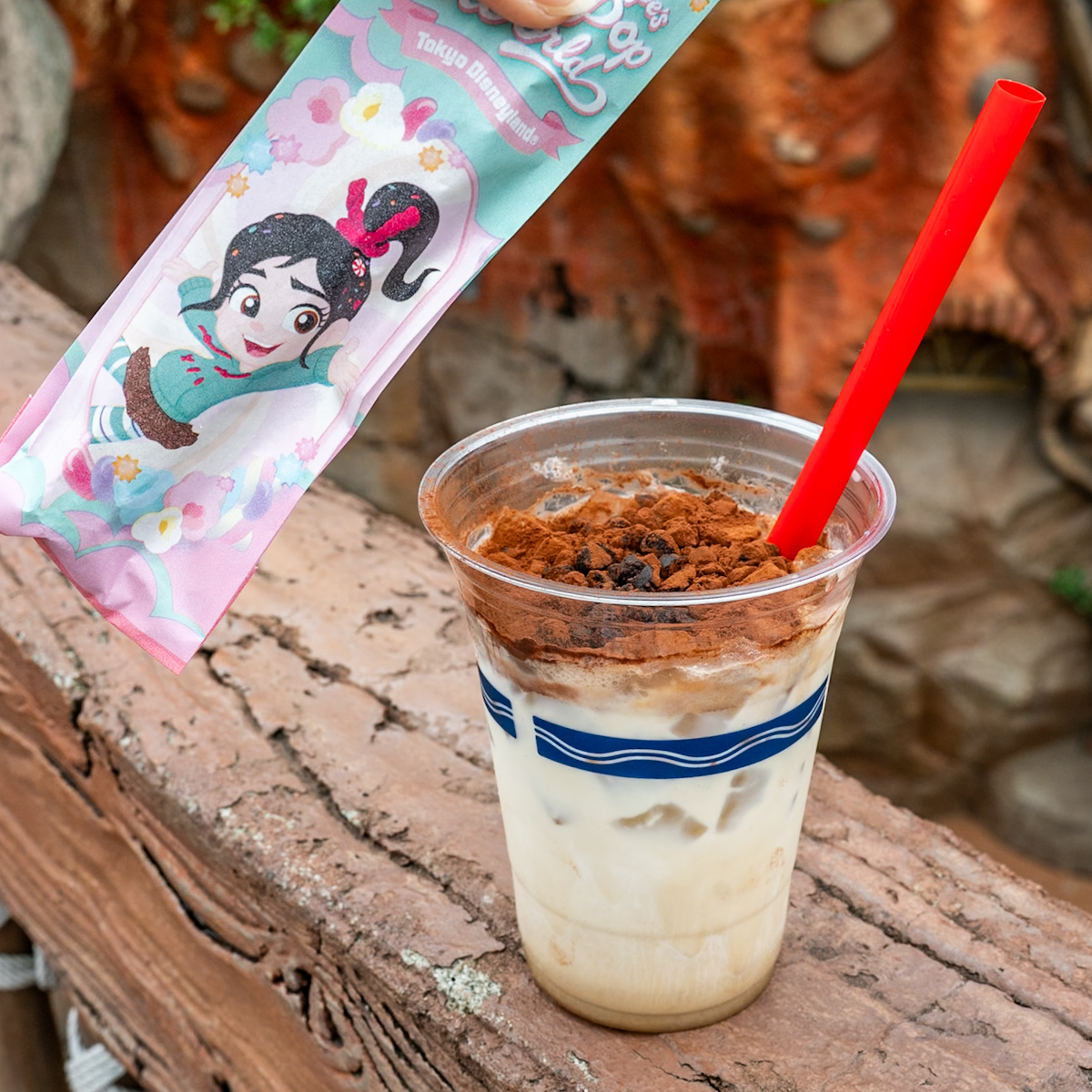 東京ディズニーランド「トルバドールタバン」ディズニー・パルパルーザ“ヴァネロペのスウィーツ・ポップ・ワールド”ティラミスカクテル（コーヒーリキュール＆ミルク）