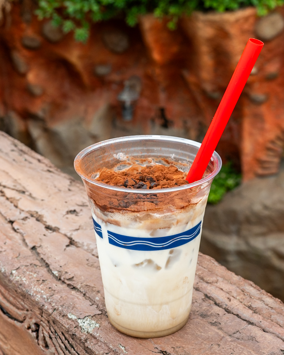 東京ディズニーランド「トルバドールタバン」ディズニー・パルパルーザ“ヴァネロペのスウィーツ・ポップ・ワールド”ティラミスカクテル（コーヒーリキュール＆ミルク）1