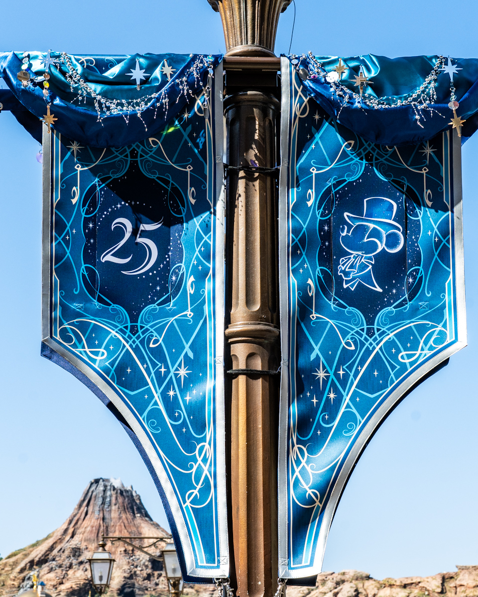 東京ディズニーシー”スパークリング・ジュビリー”25周年バナー　ミッキー広場