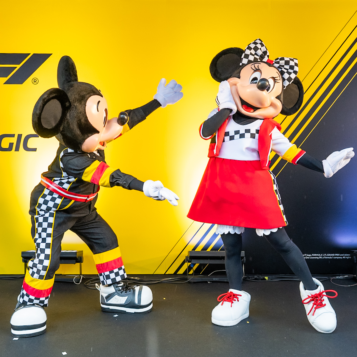 F1衣装のミッキー、ミニー日本初お披露目3