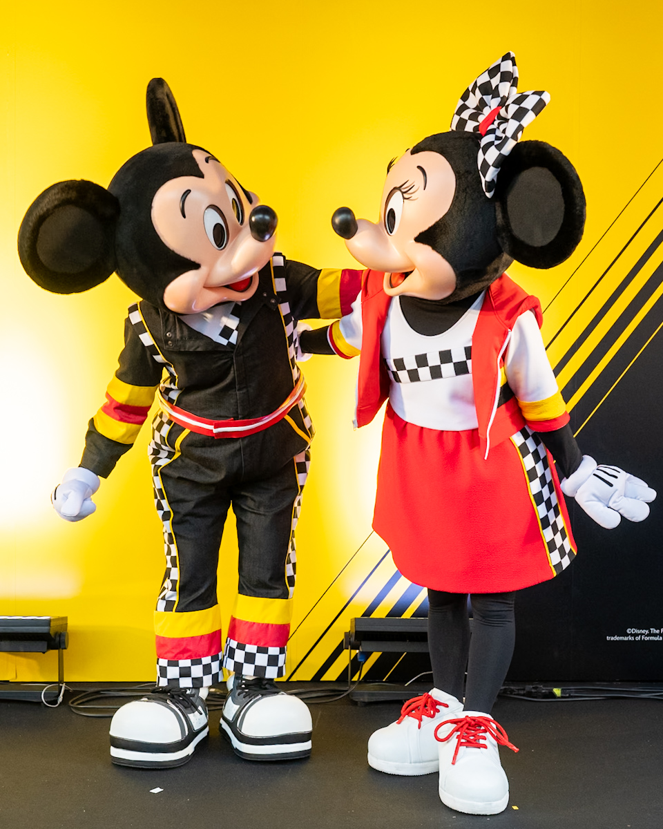 F1コスチュームのミッキーとミニー