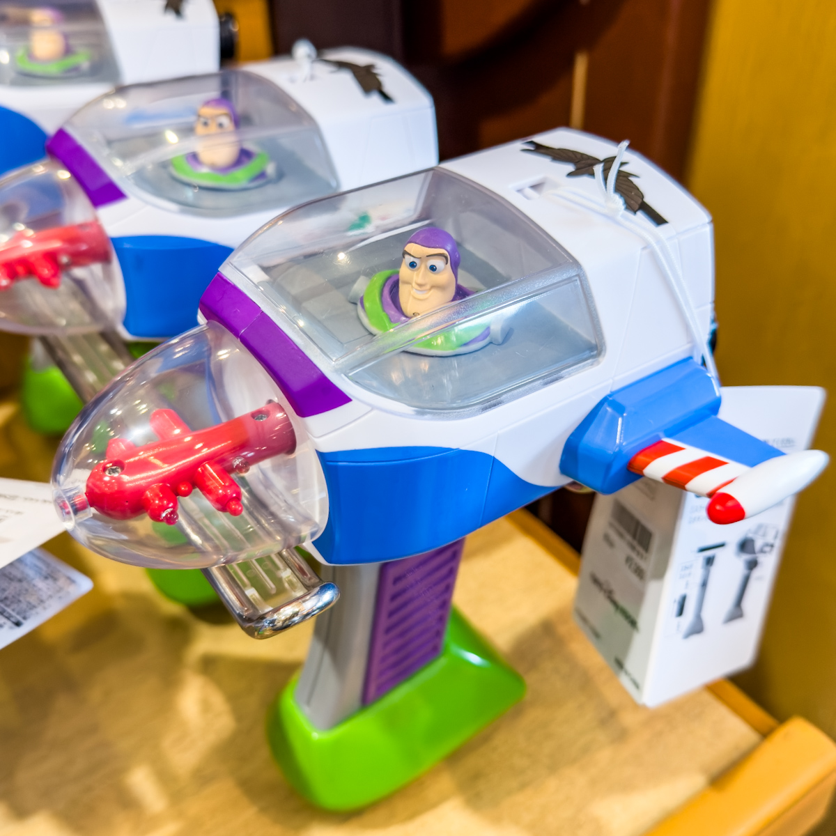 東京ディズニーランド バズ・ライトイヤー光るおもちゃ1