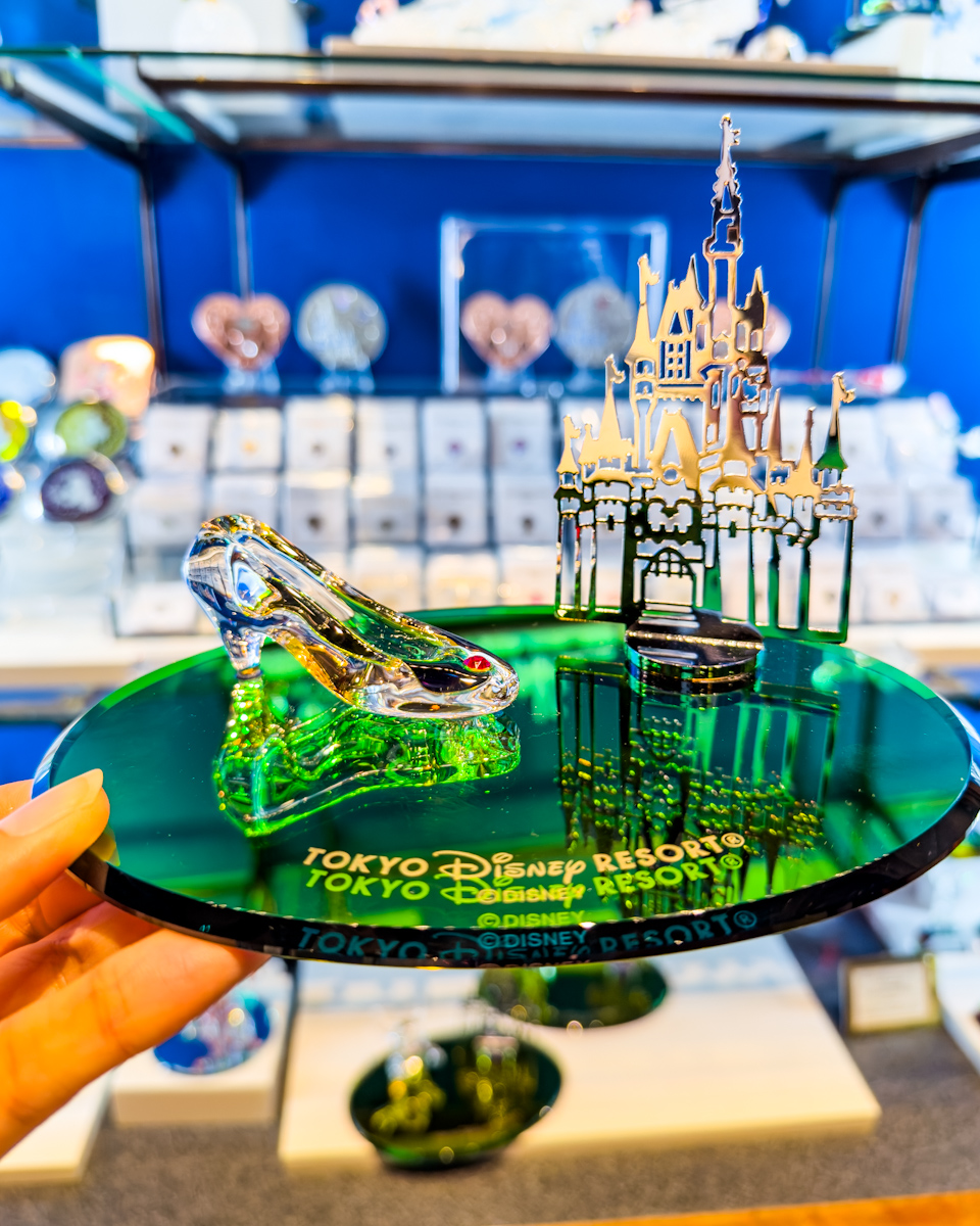 東京ディズニーランド シンデレラ城とキャラクターデザインの置物(ガラスグッズ)