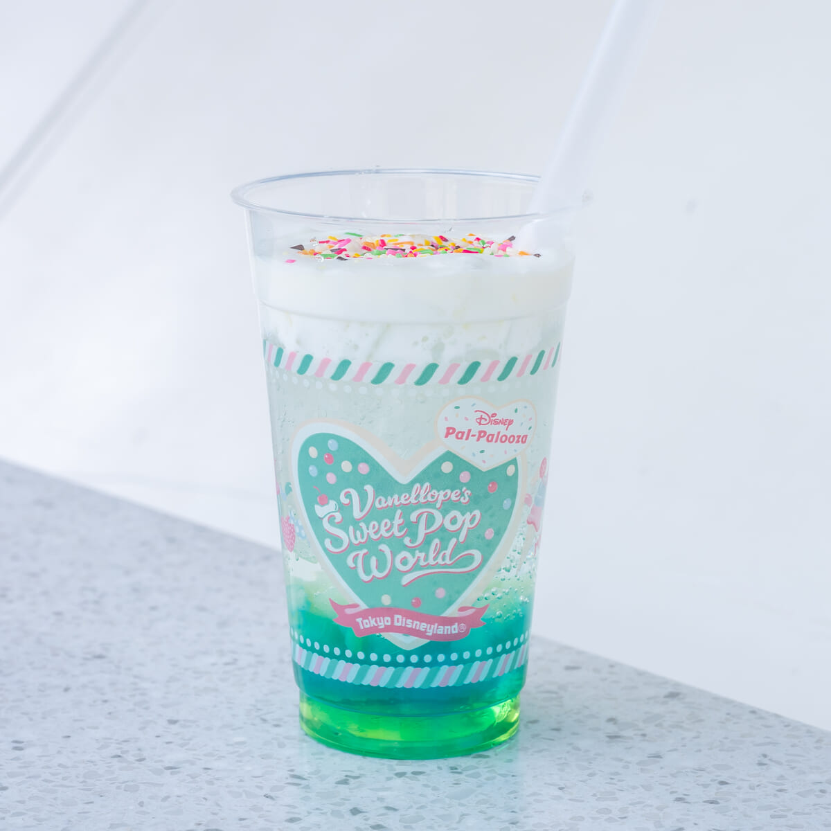 東京ディズニーランド「ディズニー・パルパルーザ“ヴァネロペのスウィーツ・ポップ・ワールド”」スパークリングドリンク（ピーチ＆グリーンアップルシロップ）1