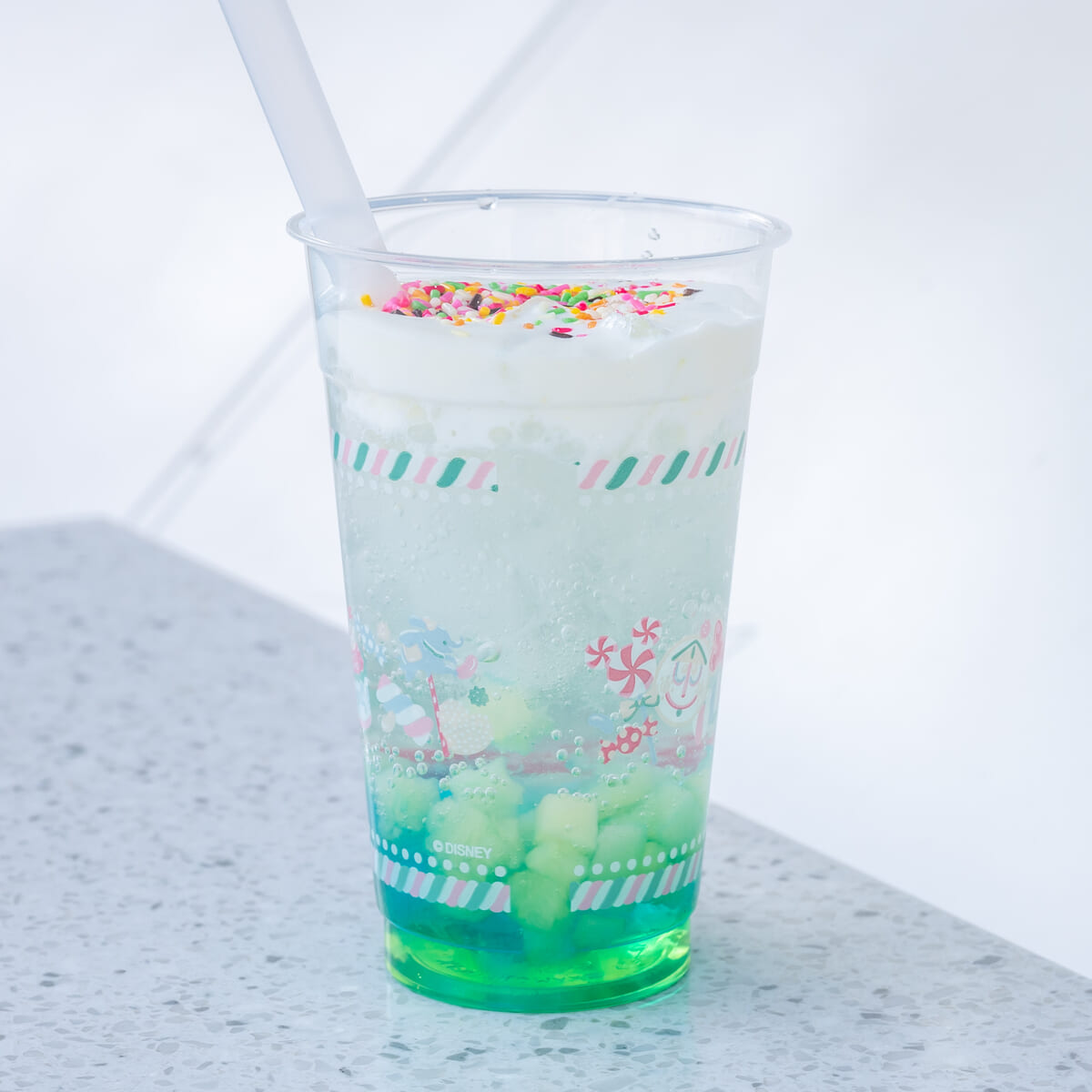 東京ディズニーランド「ディズニー・パルパルーザ“ヴァネロペのスウィーツ・ポップ・ワールド”」スパークリングドリンク（ピーチ＆グリーンアップルシロップ）2