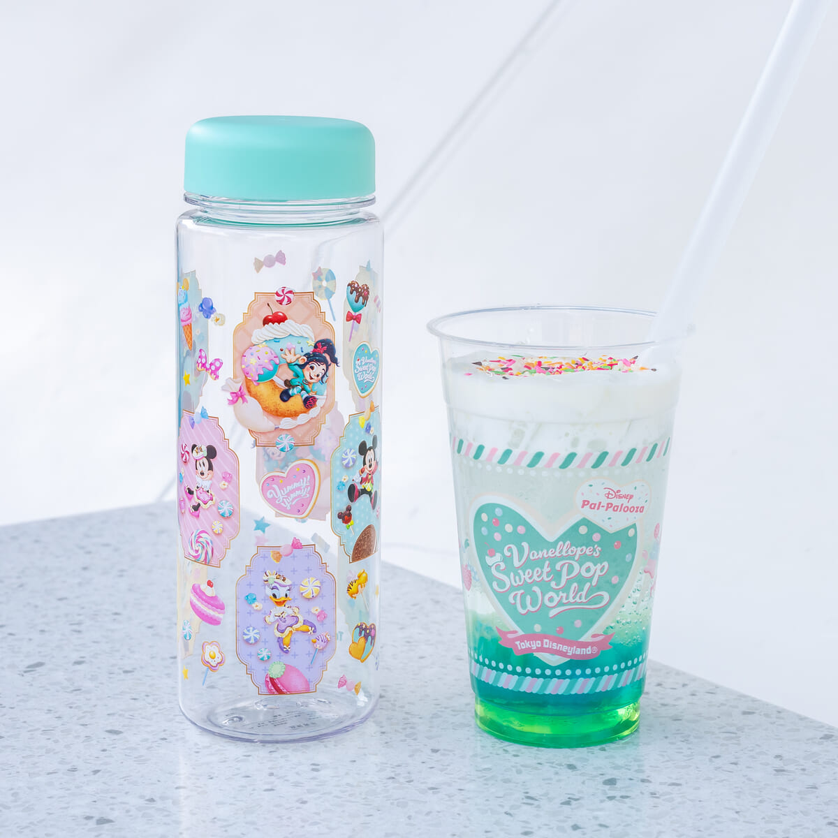 東京ディズニーランド「ディズニー・パルパルーザ“ヴァネロペのスウィーツ・ポップ・ワールド”」スパークリングドリンク（ピーチ＆グリーンアップルシロップ）