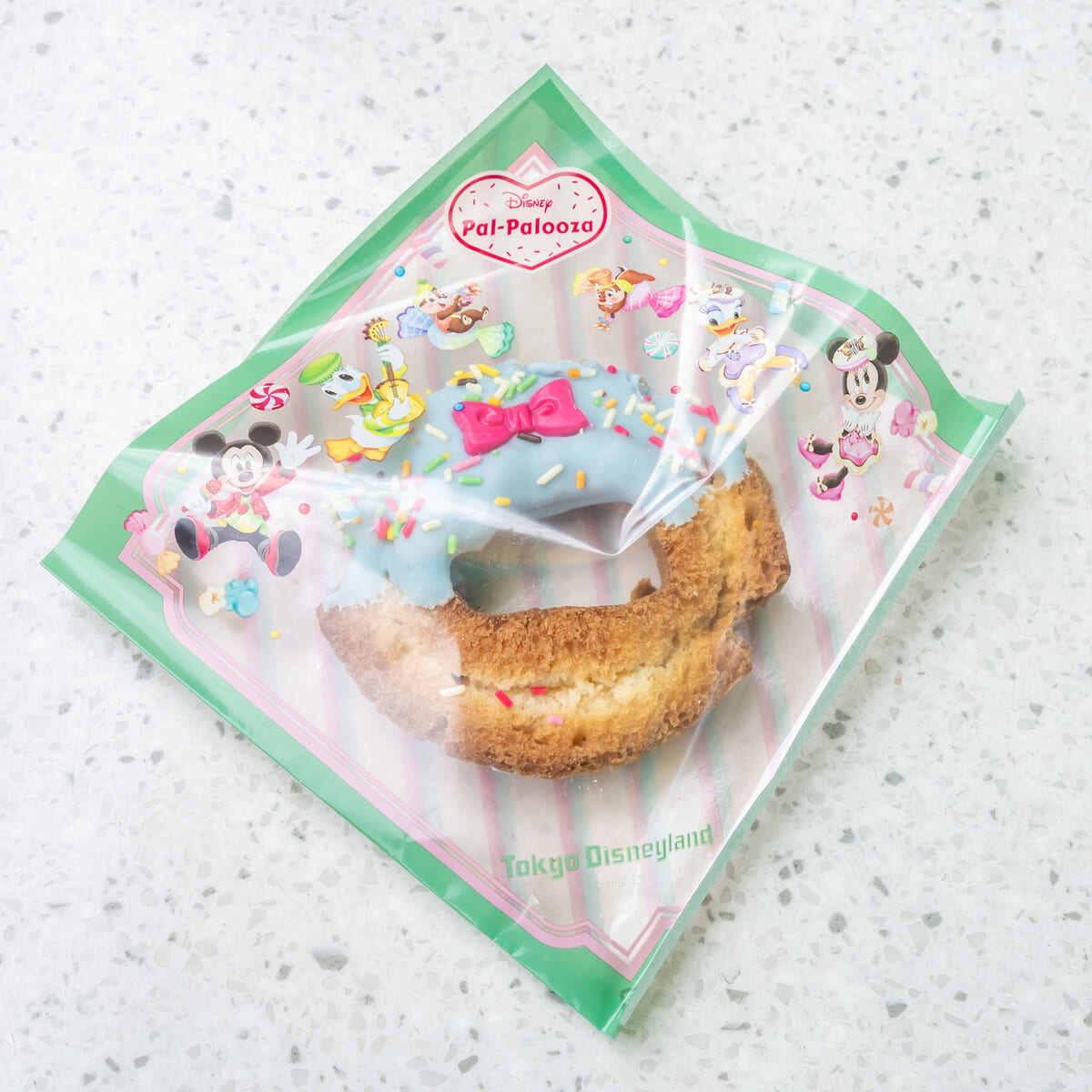 東京ディズニーランド「ディズニー・パルパルーザ“ヴァネロペのスウィーツ・ポップ・ワールド”」スペシャルドーナツ（レモン風味
