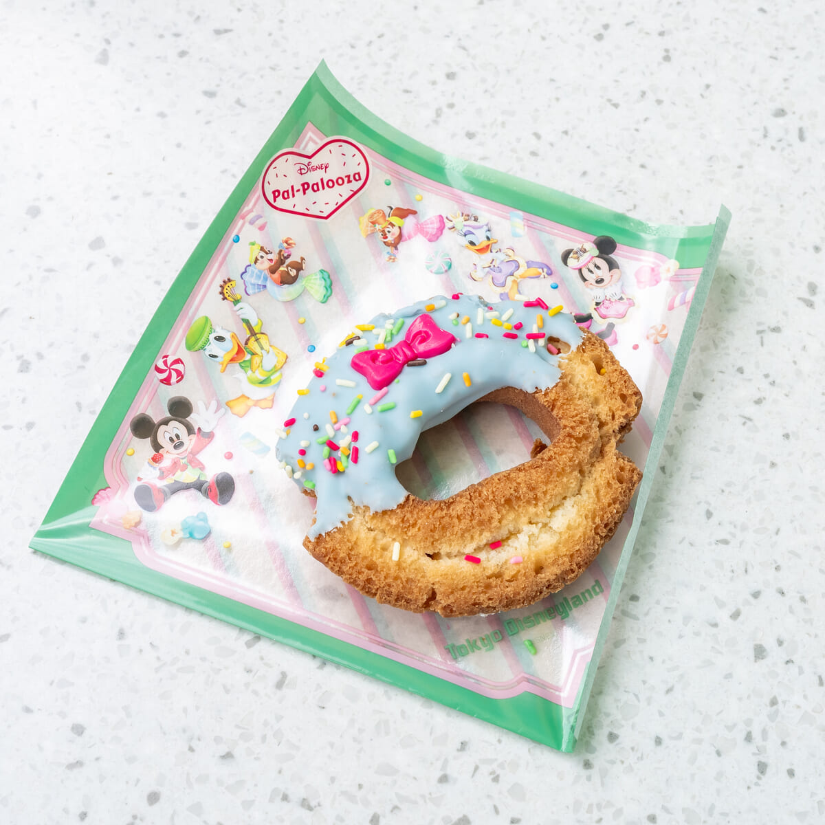 東京ディズニーランド「ディズニー・パルパルーザ“ヴァネロペのスウィーツ・ポップ・ワールド”」スペシャルドーナツ（レモン風味）2