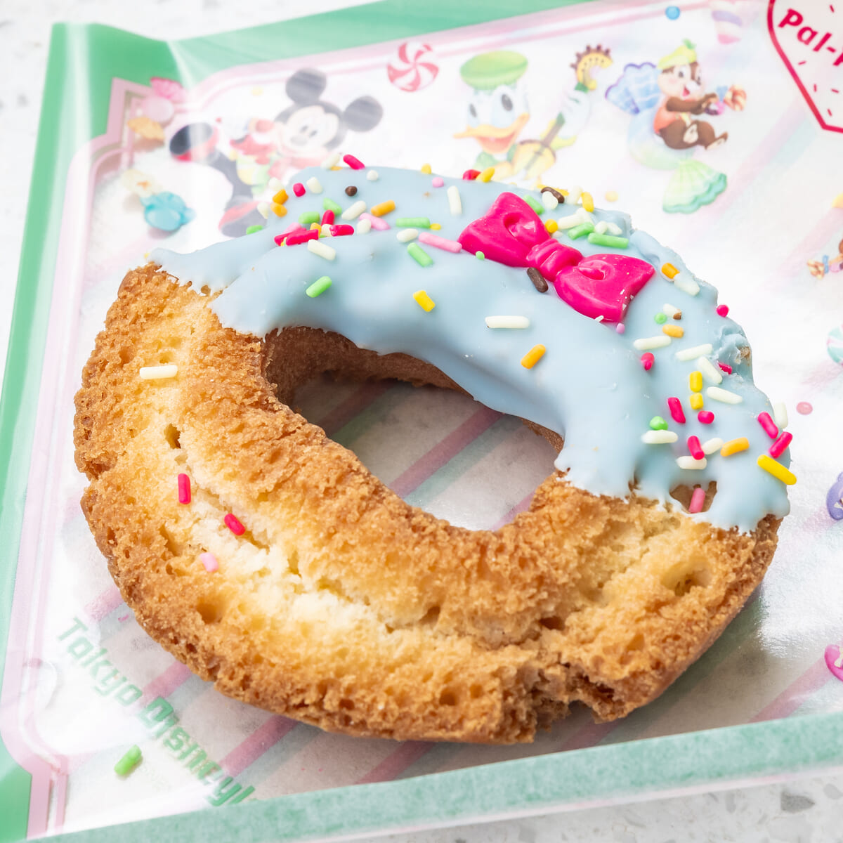 東京ディズニーランド「ディズニー・パルパルーザ“ヴァネロペのスウィーツ・ポップ・ワールド”」スペシャルドーナツ（レモン風味）4