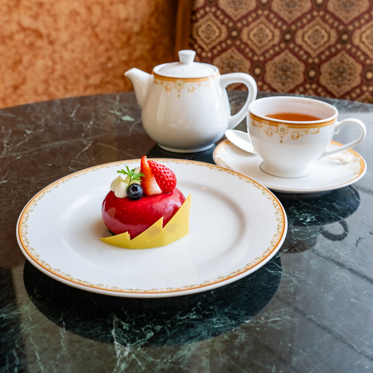 ドリーマーズ・ラウンジ　ケーキセット（カシスと桃のムース）