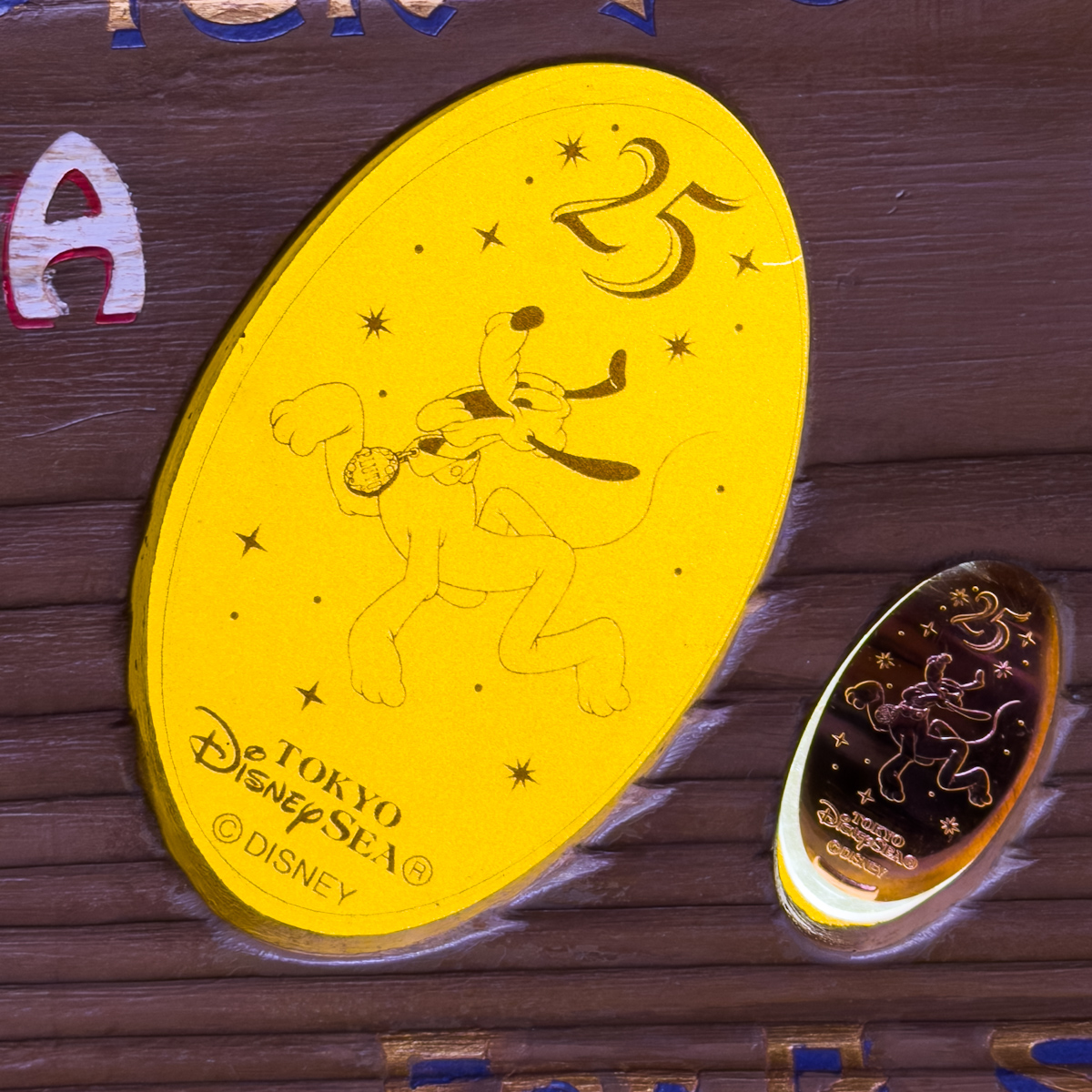 スリーピーホエール・ショップ プルート スーベニアメダル