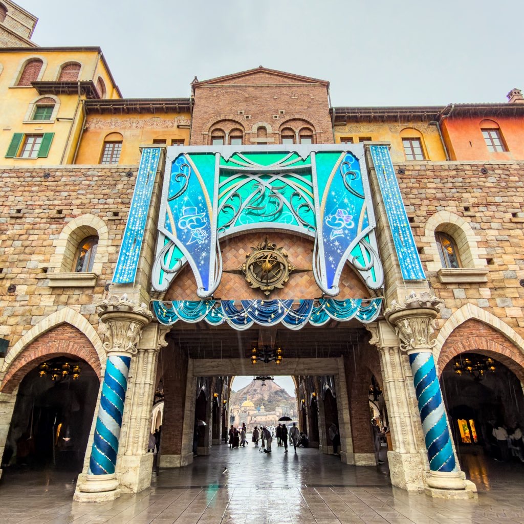 東京ディズニーシー25周年”スパークリング・ジュビリー”デコレーション　ミラコスタ通り入口