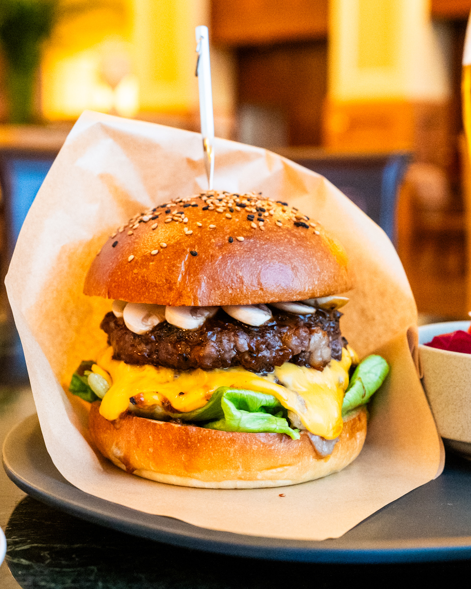 ドリーマーズ・ラウンジ”黒毛和牛プレミアムバーガー　トリュフとマッシュルームのソース　ロメインレタスのサラダ添え”2