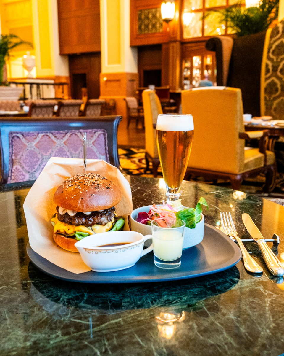 ドリーマーズ・ラウンジ”黒毛和牛プレミアムバーガー　トリュフとマッシュルームのソース　ロメインレタスのサラダ添え”