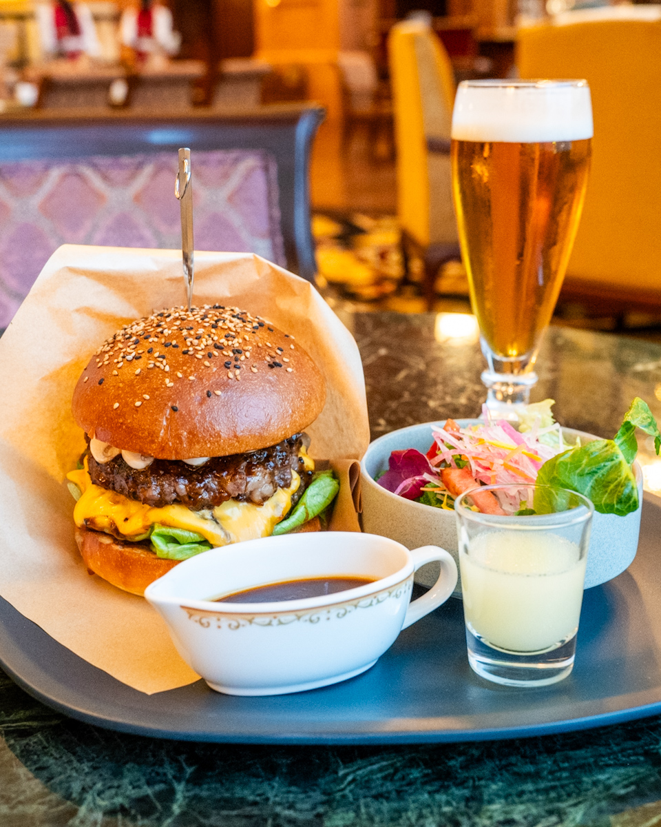 ドリーマーズ・ラウンジ”黒毛和牛プレミアムバーガー　トリュフとマッシュルームのソース　ロメインレタスのサラダ添え”1