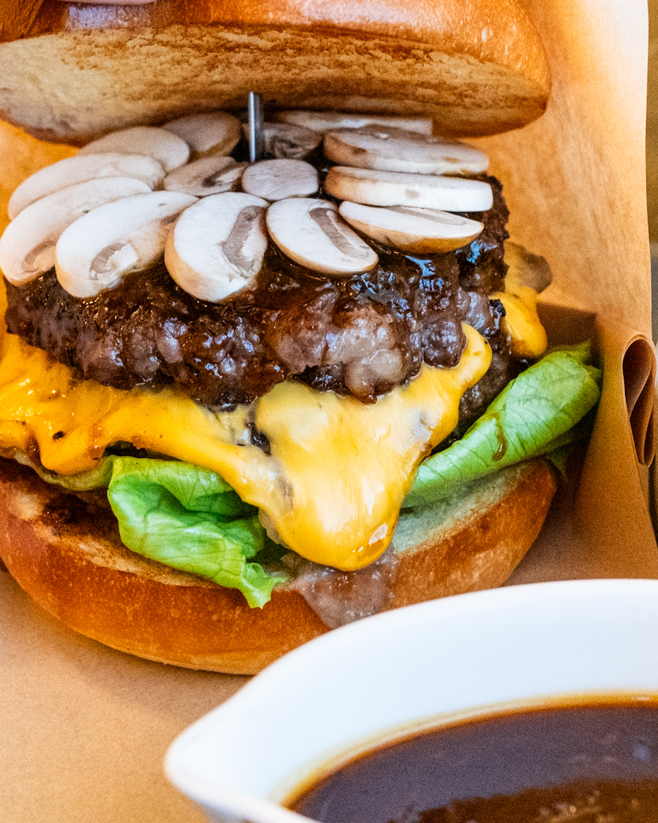 ドリーマーズ・ラウンジ”黒毛和牛プレミアムバーガー　トリュフとマッシュルームのソース　ロメインレタスのサラダ添え”　内容