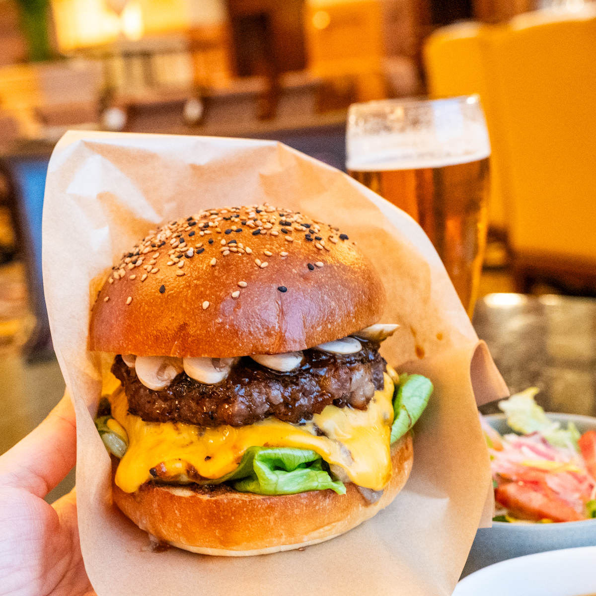 ドリーマーズ・ラウンジ”黒毛和牛プレミアムバーガー　トリュフとマッシュルームのソース　ロメインレタスのサラダ添え”6