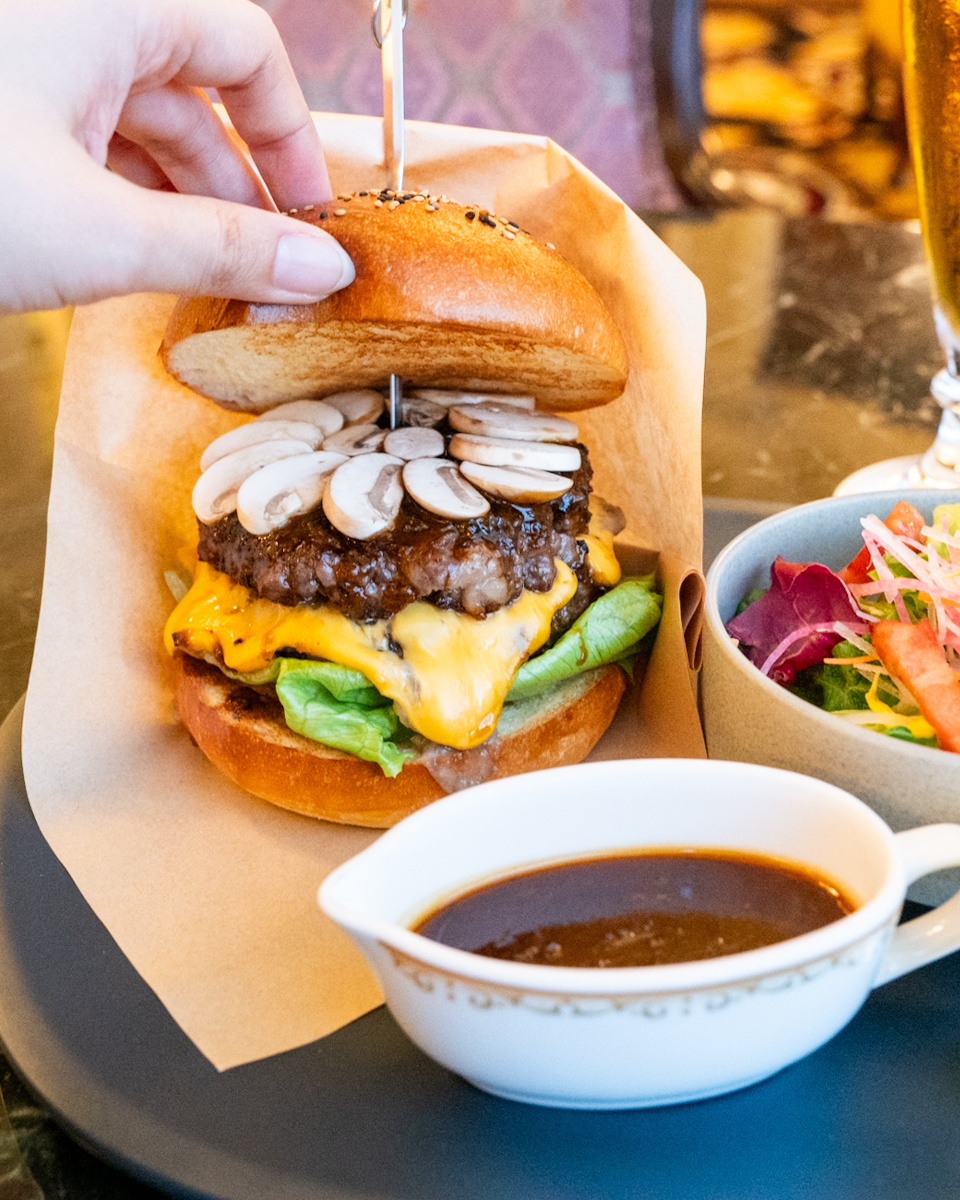 ドリーマーズ・ラウンジ”黒毛和牛プレミアムバーガー　トリュフとマッシュルームのソース　ロメインレタスのサラダ添え”紹介