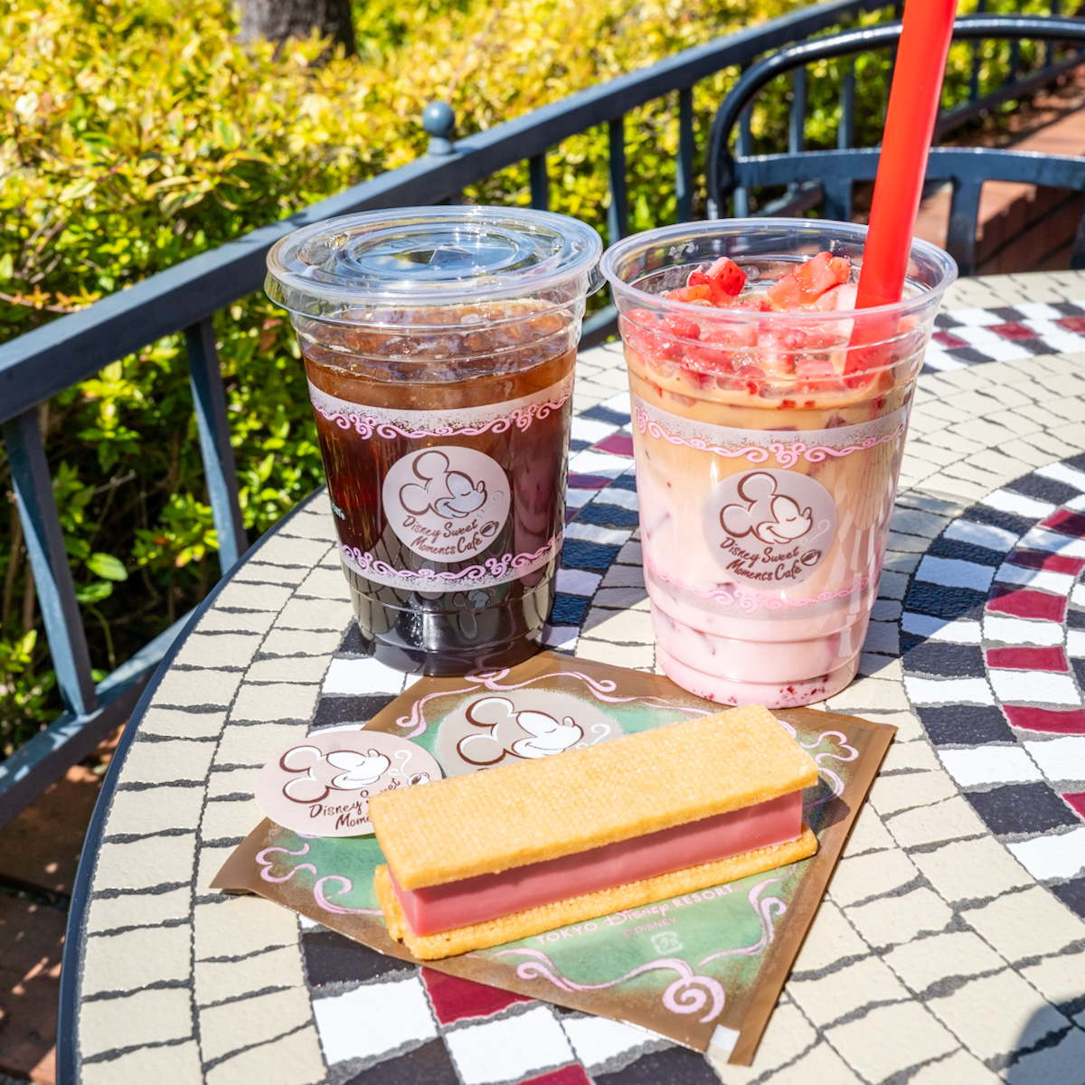 アイスストロベリーカフェラテ＆ラズベリーガナッシュサンド！東京ディズニーランド「カフェ・オーリンズ」カフェ＆スウィーツセット紹介