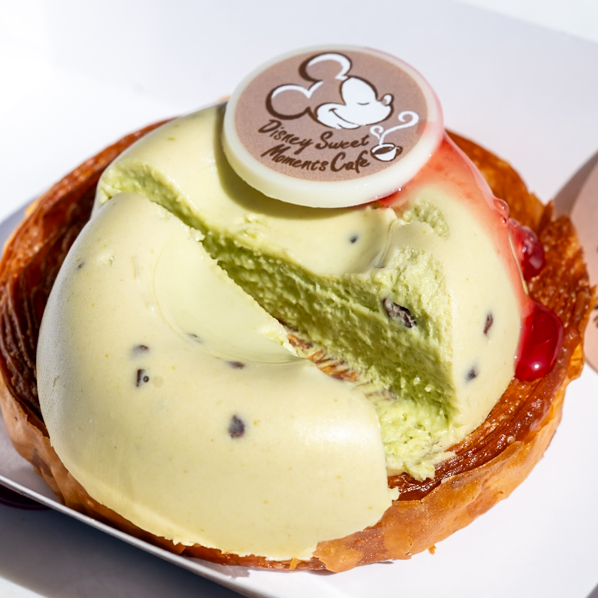 東京ディズニーランド「スウィートハート・カフェ」”カフェ＆スウィーツセット（ピスタチオデニッシュ）”1